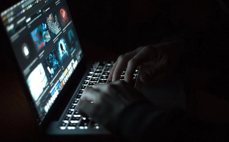 Haker do wynajęcia pracujący przy komputerze - specjalista cyberbezpieczeństwa